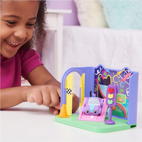 Gabby's Dollhouse Purr-ific Play Room with Carlita Car--غابيز دولهاوس غرفة لعب بور-فيك مع سيارة كارليتا، اكسسوارات، اثاث وخدمة توصيل بيت الدمى